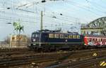110148, noch in blauer Lackierung, kommt am 24.3.1999 um 16.55 Uhr mit einem RE in den HBF Köln.