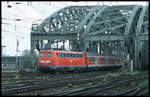 110207 verlässt am 9.5.2001 um 14.21 Uhr mit dem RE nach Koblenz die Hohenzollernbrücke in Köln und fährt in den HBF Köln ein.