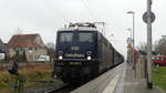 110 278 steht mit dem RE78-Ersatzzug zur Fahrt nach Nienburg im Zwischenhalt Petershagen-Lahde. Aufgenommen am 4.1.2019 10:14