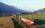 Zug der Rollende Landstrasse von Ingolstadt Hbf nach Brennersee, vermutlich der ziemlich verspätete TEC-42139, im letzten Sonnenlicht bei Vomp am 13.09.1990.