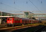 Sonntag, 5. August 2007, kurz nach 6 Uhr morgens. Die  glupschugige  110 191 bespannt in Regensburg den ersten RE des Tages nach Mnchen.
Vor Reiseantritt gibt es jedoch noch ein paar liebevolle Streicheleinheiten von ihrem Meister.
Noch rasch Augenbrauen zupfen, etwas Rouge und die alte Dame ist ausgehfertig... ;-)