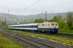 E10 1239 DB mit TRI-Fußballsonderzug nach Dortmund bei der Durchfahrt in Wuppertal Steinbeck, am 16.04.2024.