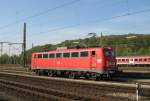 110 236-7 macht sich auf den Weg zu ihrer nchsten Leistung. Plochingen 03.05.2006