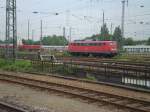 Gleisvorfeld des Karlsruher Hbf`s 110 278 wartet abgebgelt auf neue Aufgaben   4.6.07 