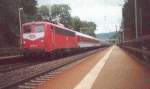 Die 110 151 mit einem Loveparade-Sonderzug auf dem Weg nach Berlin in Jena Paradies im Juli 2002