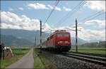 Nachdem der Regenschauer vorrber gezogen war, war 110 223 mit dem REX 5160 von Innsbruck Hbf nach Kufstein unweit von Schwaz unterwegs. (08.07.2008)

