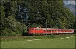 110 223 hat einen Abendlichen Pendlerzug nach Kufstein gebracht und ist nun als RB 30114 von Kufstein auf dem Weg nach Rosenheim.