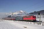 110 210 mit Ski-Turnuszug D13817, Fieberbrunn 24.1.2009.