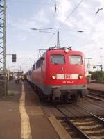 110 154, die letzte Kasten 110 und gleichzeitig lteste Lok Frankfurts, hngt am 10. September 2004 vor einem RE von Nrnberg nach Frankfurt, gesehen in Hanau Hbf. Normalerweise ist dies eine Aufgabe fr Frankfurter Wendezug 110er.