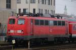 Ein Lokportrait zur Begrung in Regensburg: 110 223-5 stellt sich den Fotografen des Bahnbilder-Treffens. (14.03.09)