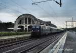 E10 121 passiert mit DPE 91314 Cottbus Hbf. - Dsseldorf Hbf. den zur DB-Akademie gehrenden,neu restaurierten,Potsdamer Kaiserbahnhof bei schnstem Regenerguss (20.05.09)