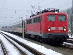 DB Regio NRW 110 231 wartet am 06.02.2010 mit ihrem IC auf die Aufstellung nach Norddeich Mole in Norddeich zur Fahrt nach Luxembourg.