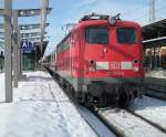 110 243-3 wartet mit IC1809 von Rostock Hbf Richtung Kln Hbf auf die Ausfahrt im Rostocker Hbf.(21.02.10)