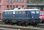 Die E10 121 rangiert am 03.04.2010 durch Koblenz HBF Richtung Museum Koblenz Ltzel nachdem sie den TEE aus Trier nach Koblenz zog, im Hintergrund steht 181 207-2, aufgenommen am 03.04.2010