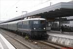 Essen Hbf, 8.5.´10: Eine berraschung auf dem Weg nach Rat.-Lintorf: In Essen fuhr gerade ein Sonderzug ein, der eigentlich als Dampflokzug deklariert war. Deswegen staunten wir nicht schlecht, als dann die E10-121 ihren Halt in Essen versah.