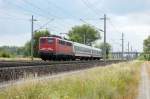 110 243-3 mit wohl zwei Schadwagen zwischen Growudicke und Rathenow in Richtung Wustermark. 27.07.2010