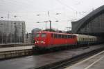 110 200-3 steht mit seinem Karnevalsonderzug  Pappnasenexpress  von Hamburg in Kln Hbf am 23.03.2008 zur Abfahrt bereit Richtung Kln Bbf.
Es hersschte leider schlecht Wetter