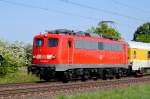 110 169-0 mit Schlafaugen und im neuen Glanz am 23.05.2011 bei Woltorf vor einem Messzug