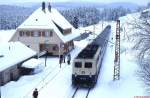 Auf dem Weg von Schluchsee nach Freiburg macht 110 149-2 Anfang Januar 1981 einen Zwischenhalt in Altglashütten-Falkau