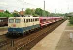 110 142 mit D 11579 (Ersatzzug fr ICE 579  Heinrich Hoffmann , Hamburg–Frankfurt) am 07.06.1998 in Buchholz (Nordheide)