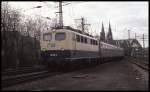 110483 fuhr mit dem E nach Bielefeld am 25.3.1993 um 14.17 Uhr vom HBF Köln über die Hohenzollernbrücke in den Bahnhof Köln Deutz ein.