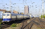 Vergangenheit und Gegenwart: An zwei NX-Hamstern vorbei zieht E10 1239 den  Gourmet-Rheingold  in den Kölner Hbf (30.10.16).