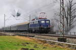 Die blaue 110 262-3 am Zugende des „Christkindl-Express“ umhüllt von Rauch und Dampf der vorausfahrenden Dampflok 01 am 03.12.16 bei Bergen in Oberbayern.