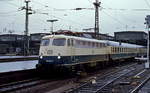Um 1979 steht die 110 302-7 abfahrbereit vor einem Schnellzug im Düsseldorfer Hauptbahnhof.