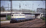 110443 fährt hier am 21.5.1992 um 14.36 Uhr mit einer Garnitur Silberlinge in den Bahnhof Köln Deutz ein.