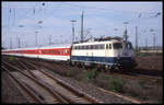110412 fährt hier am 25.4.1999 um 9.45 Uhr mit einem Auto Nacht Zug in den HBF Duisburg ein.