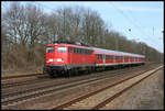 Die Regionalbahn von Osnabrück nach Münster fährt hier am 15.4.2006 um 12.28 Uhr mit Lok 110510 in Natrup Hagen ein.