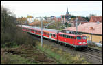 Vor der Ortskulisse von Hasbergen ist hier am 6.11.2006 um 14.43 Uhr die 110389 mit dem Nahverkehrszug nach Osnabrück unterwegs.