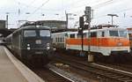 Um 1979 treffen sich die 110 466-0 und die 111 137-6 im Düsseldorfer Hauptbahnhof. Die fast noch nagelneue 111 zieht auch den Blick des Lokführers der 110 auf sich. Beide Lokomotiven sind heute nicht mehr im Dienst: Die 110 wurde am 13.11.2011 ausgemustert, die 111 ist z-gestellt.