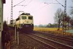 110 437-1 ist auf dem Weg von Hamm in Richtung Soest und erreicht in Kürze den Bahnhof Welver. Das Aufnahmedatum ist leider nicht bekannt -Scan vom alten Dia-.