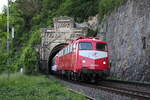 GfF 110 459-5 zieht am 11.05.2022 einen Pilgerzug von München nach Lourdes und taucht hier aus dem Hartberg-Tunnel zwischen Istein und Efringen-Kirchen.