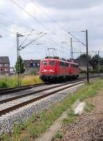 Aus Venlo kommend fahren 110 243-3 und 110 324-1 als Lz durch Dülken.