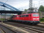 Die 111 015-4 und die 110 415-7 fuhren am 01.08.2009 um 18:15 aus dem Aachener Hbf aus.