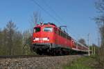 110 483 zieht ihre RB 7881 (Backnang-Marbach) bei Erdmannhausen ihrem Ziel entgegen. (18. April 2011)
