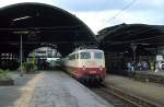 Die beige-rot lackierte 110 486-6 verlässt Mitte der 1990er Jahre den Krefelder Hauptbahnhof