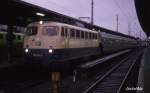 110455 mit E 3389 nach Bremen am 4.11.1988 um 16.30 Uhr im HBF Osnabrück Gleis 4.