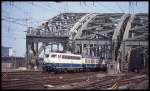 110354 kam am 21.5.1992 um 15.03 Uhr mit einem Personenzug über die Hohenzollernbrücke und fuhr in den HBF Köln ein.