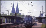 110263 steht hier am 21.5.1992 um 14.39 Uhr mit einem Personenzug im Bahnhof Köln Deutz.