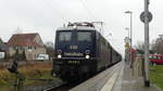 110 278 steht mit dem RE78-Ersatzzug zur Fahrt nach Nienburg im Zwischenhalt Petershagen-Lahde.