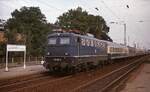 Mit einem Eilzug aus Köln durchfährt die 110 153-4 im Sommer 1978 den Bahnhof Langenfeld (Rheinland).