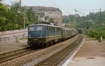 Im Mai 1978 durchfährt 110 256-5 mit einem Eilzug den Bahnhof Stuttgart-Feuerbach.