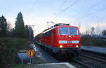 111 122 DB kommt mit dem RE4 von Dortmund-HBf nach Aachen-Hbf und kommt aus Richtung Neuss-Hbf,Mönchengladbach-Hbf,Rheydt-Hbf,Wickrath,Beckrath,Herrath und fährt in Erkelenz ein und