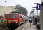 111 158 DB kommt mit dem RE4 von Dortmund-HBf nach Aachen-Hbf und kommt aus Richtung Neuss-Hbf,Mönchengladbach-Hbf,Rheydt-Hbf,Wickrath,Beckrath,Herrath,Erkelenz,Baal,Hückelhoven-Baal,Brachelen,Lindern, Süggerrath,Geilenkirchen,Frelenberg,Zweibrüggen,Übach-Palenberg,Rimburg,Finkenrath,Hofstadt,Herzogenrath, Kohlscheid,Richterich,Laurensberg und fährt in Aachen-West ein und hält in Aachen-West und fährt dann weiter in Richtung Aachen-Schanz,Aachen-Hbf. 
Aufgenommen vom Bahnsteig in Aachen-West. 
Bei Regenwetter am Nachmittag vom 18.3.2017.