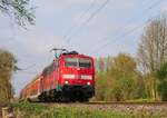 111 129 mit einem RE 4 auf der KBS 485 im Wurmtal bei Km 20.4 in Richtung Aachen, am 11.4.201