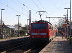 Ein Nachschuss von der 111 126 DB schiebt den RE4 Verstärkerzug aus Düsseldorf-HBf nach Aachen-Hbf und kommt aus Richtung Neuss-Hbf,Mönchengladbach-Hbf,Rheydt-Hbf,Wickrath,Beckrath,Herrath und hält in Erkelenz und fährt dann weiter in Richtung Baal,Hückelhoven-Baal,Brachelen,Lindern,Süggerrath,Geilenkirchen,Frelenberg,Zweibrüggen,Übach-Palenberg,Rimburg,Finkenrath,Hofstadt,Herzogenrath, Kohlscheid,Richterich,Laurensberg,Aachen-West,Aachen-Schanz,Aachen-Hbf. 
Aufgenommen vom Bahnsteig 1 in Erkelenz. 
Bei schönem Sonnenschein am Nachmittag vom 27.3.2017. 