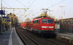 Ein Nachschuss von der 111 111 DB schiebt den RE4 aus Aachen-Hbf nach Dortmund-Hbf und kommt aus Richtung